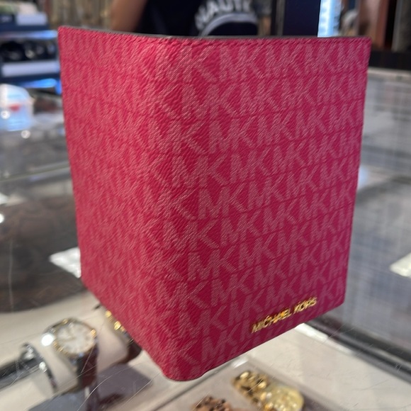 Michael Kors Jet Set Travel Passport Wallet
Electric Pink Signature NWT - Picture 9 of 16